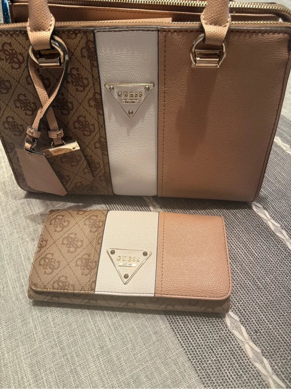 Guess coordinated tote